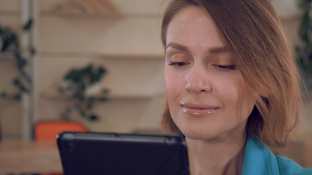 cerca de la cara alegre de la mujer con el dispositivo digital