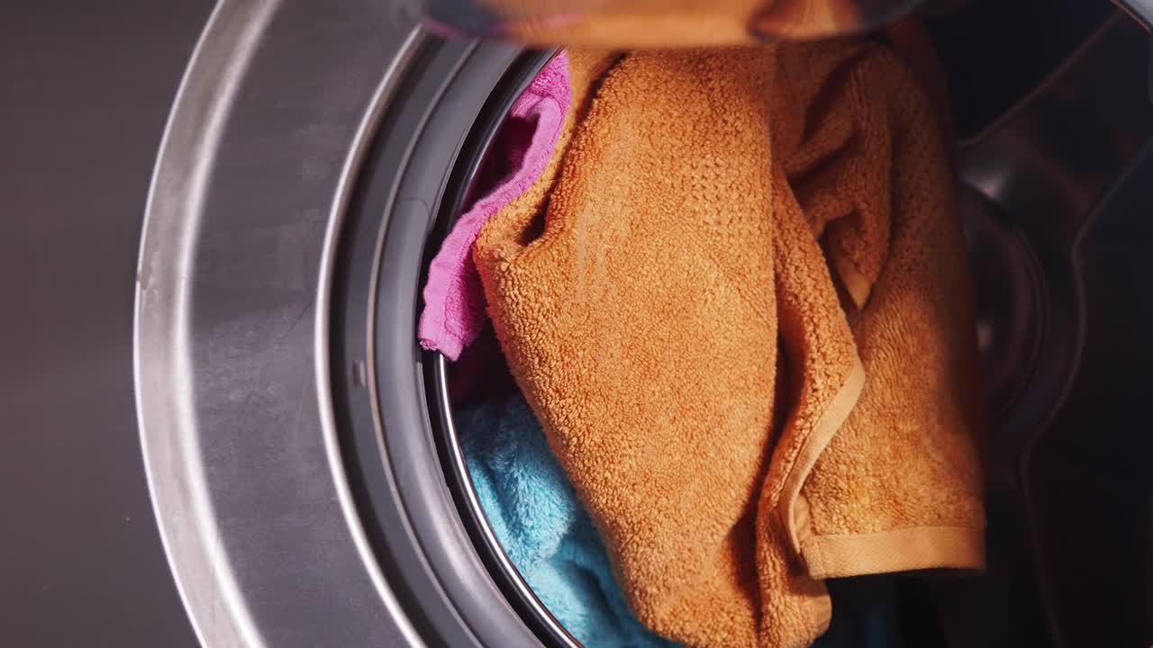 cargar la ropa en la lavadora