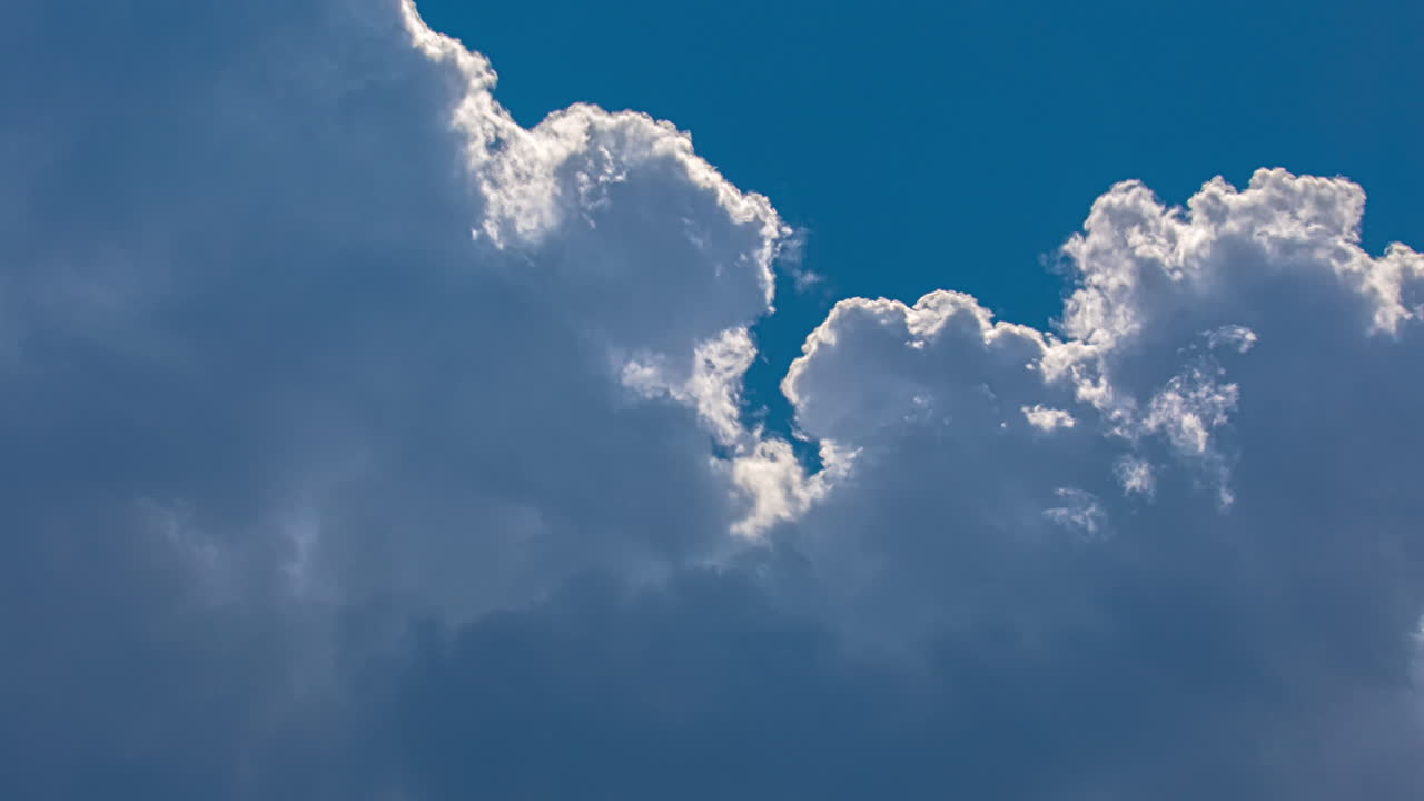 Stunning Cloudscape: A Breathtaking View of Fluffy White Clouds Against a Vivid Blue Sky