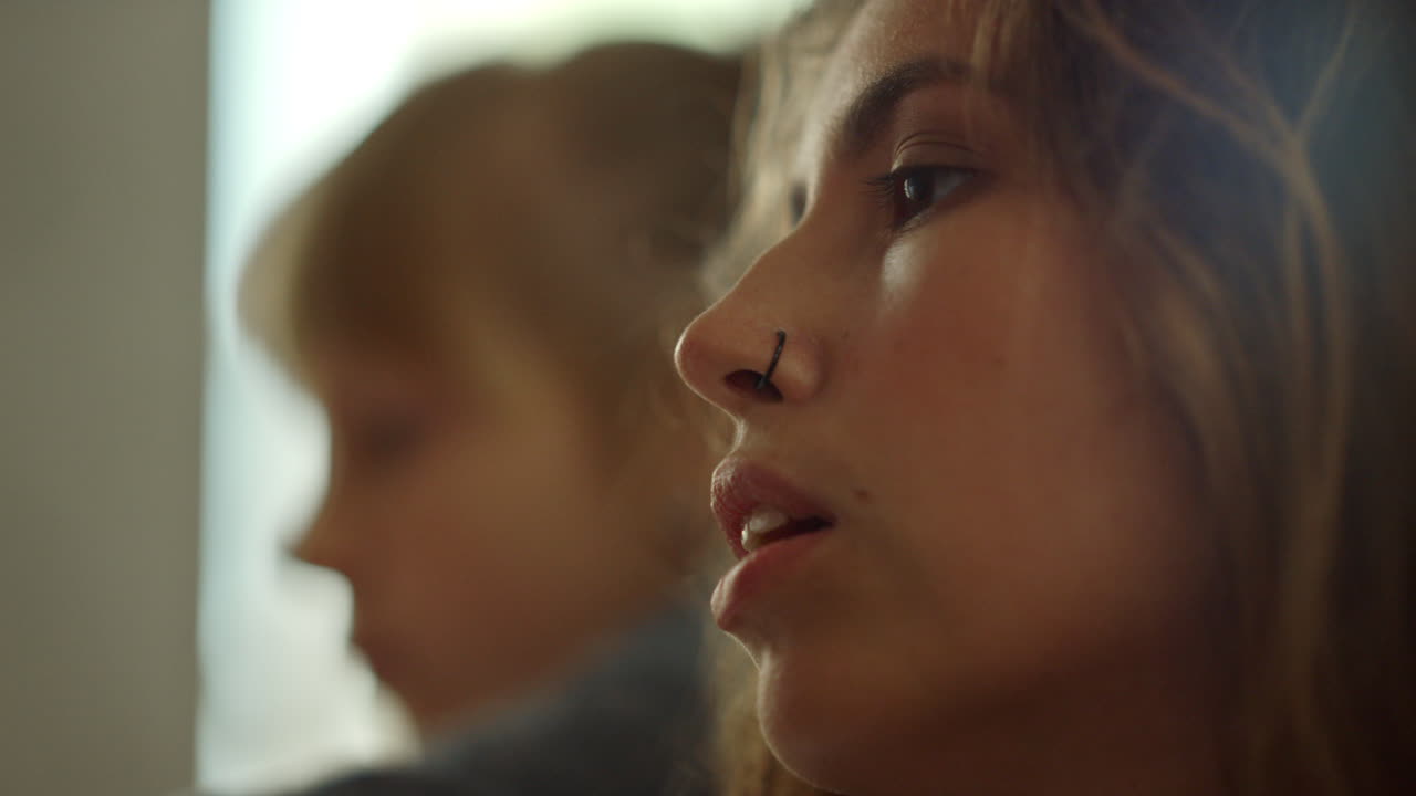 una mujer creativa pintando en el estudio. un pintor inspirado mordiendo el labio en el interior.