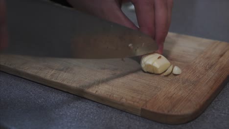 Koch-Schneidet-Knoblauch-Für-Die-Zubereitung-Von-Speisen