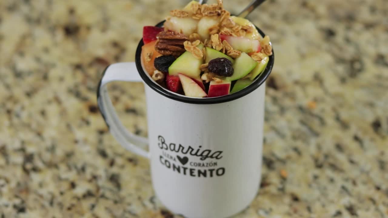 primer plano de un cóctel de frutas en una taza