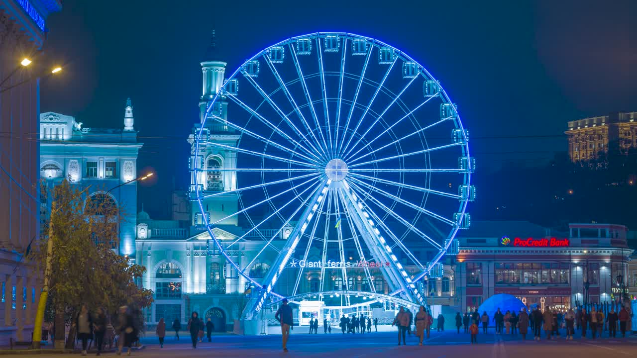 키예프의 계약 광장에 있는 거대한 페리스