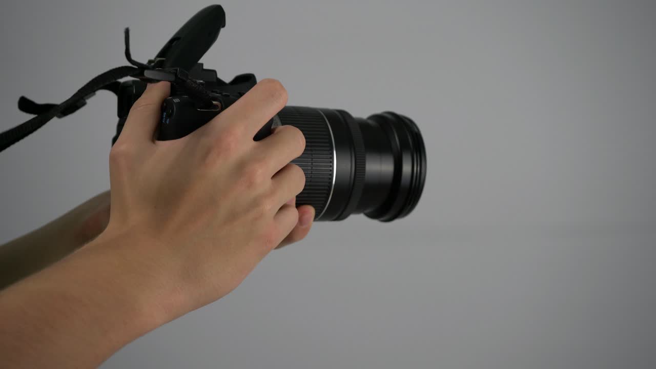 Utilizzo di una fotocamera reflex digitale (DSLR) per zoomare e scattare una foto con il flash.