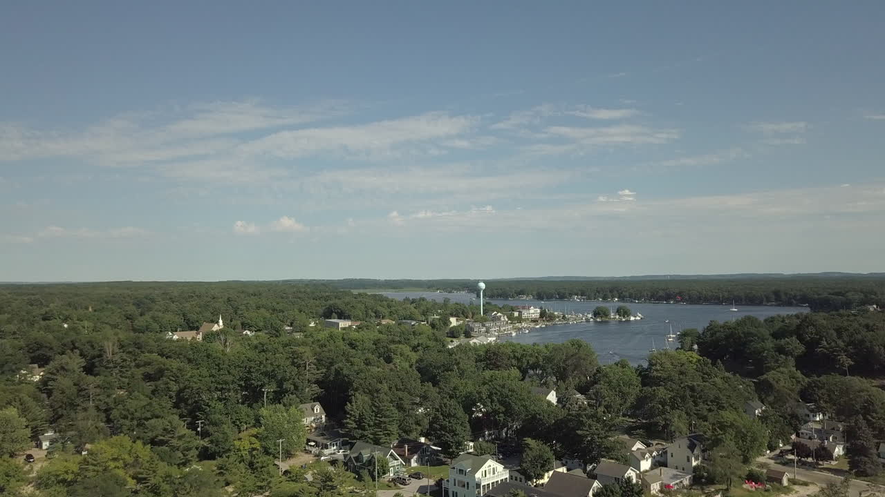 toma aérea ascendente con vistas al lago pentwater en el centro de pentwater michigan