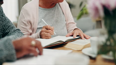 manos, escritura y biblia en casa con la mujer