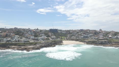 Pequeña-Playa-De-Cala-Y-Suburbio-De-Tamarama-En-Un-Día-Soleado-En-Verano---Tamarama-Point-En-Sydney,-Nsw,-Australia