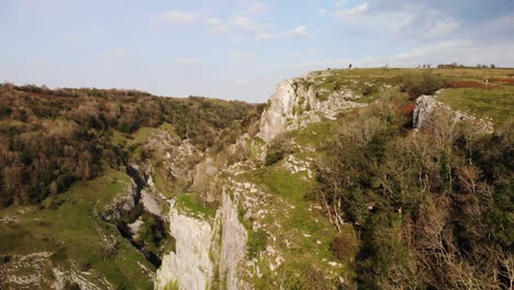 cheddar 峡谷的石灰岩山谷悬崖上的空中景色