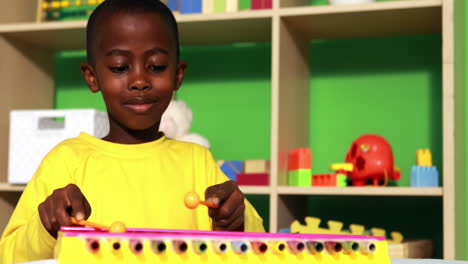 Un-Niño-Lindo-Tocando-El-Xilófono-En-El-Aula