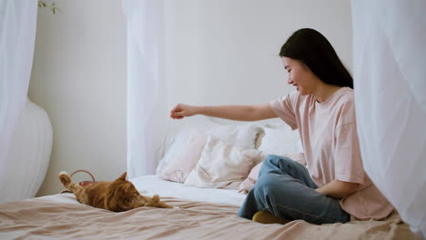 고양이와 노는 여자
