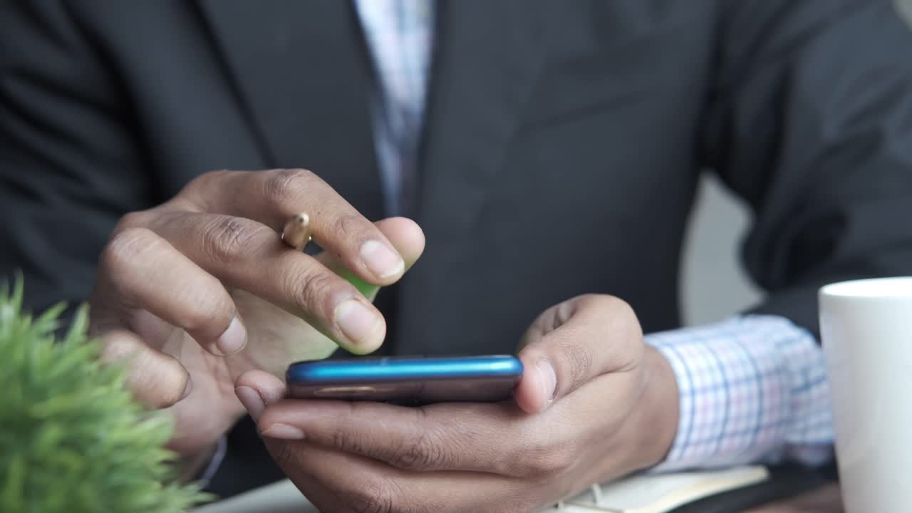 Hombre de negocios usando teléfono inteligente