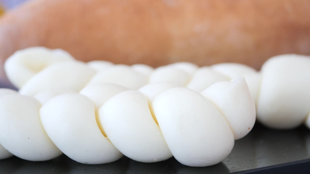 скрученный белый сыр