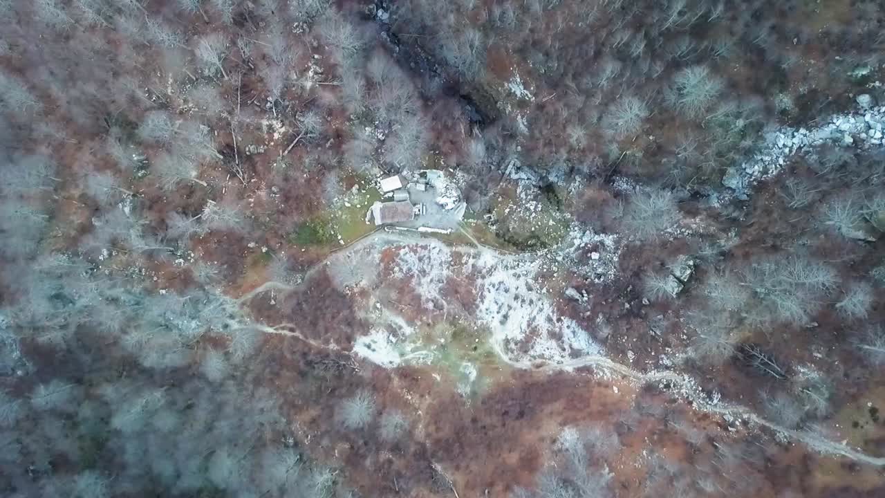 알바니아의 산 오두막은 가을 시즌이 절정에 달하는 동안 theth에서 valbone까지 하이킹합니다.