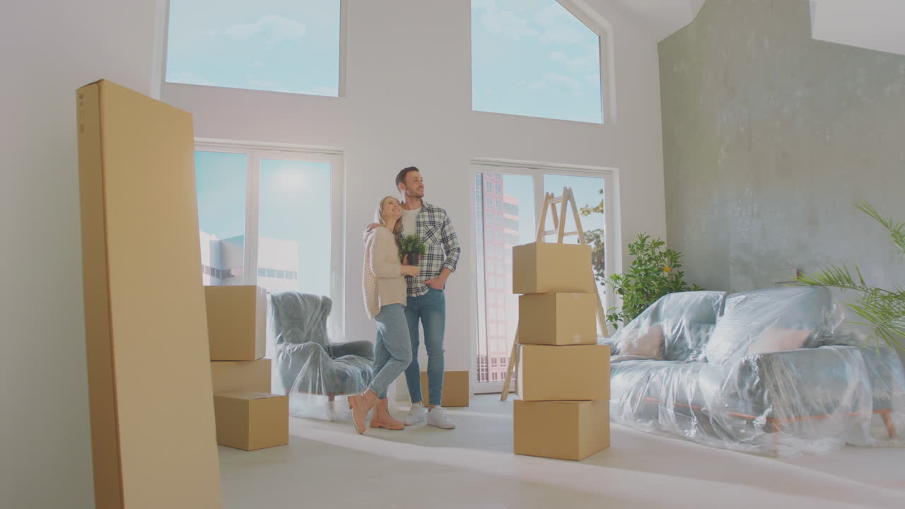 행복한 커플이 아파트를 탐색하고 있습니다.