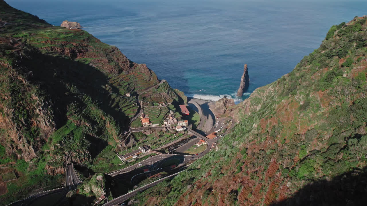 Vista Costeira da Ilha da Madeira com Terreno Montanhoso e Estradas Sinuosas