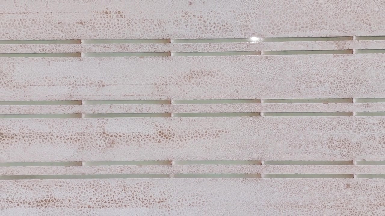 Ripresa aerea con drone dall'alto di saline geometriche per l'estrazione del sale a Salinas Grandes, ascesa aerea