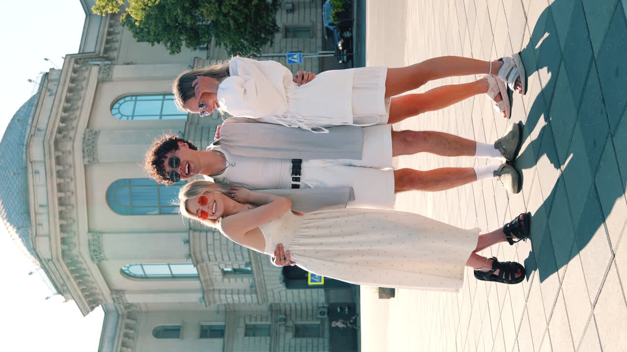 amigos con trajes blancos de moda