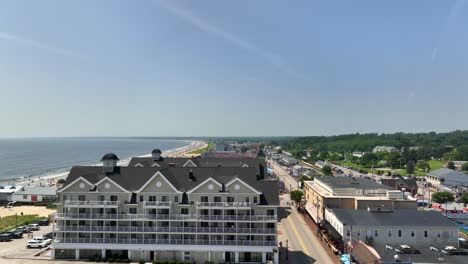 Toma-De-Drone-De-Condominios-De-Tiempo-Compartido-En-Old-Orchard-Beach,-Maine