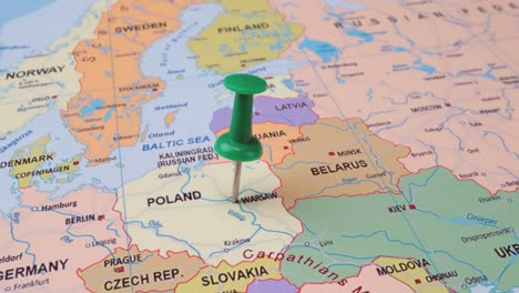 Polen---Reisekonzept-Mit-Grüner-Reißzwecke-Auf-Der-Weltkarte.-Der-Standortpunkt-Auf-Der-Karte-Zeigt-Auf-Warschau,-Die-Hauptstadt-Polens.
