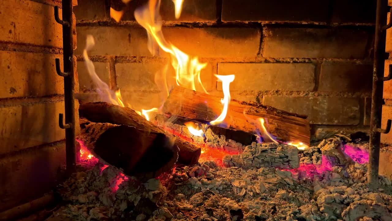 Video relajante de una chimenea interior con llamas cálidas en movimiento que crean un ambiente hogareño acogedor