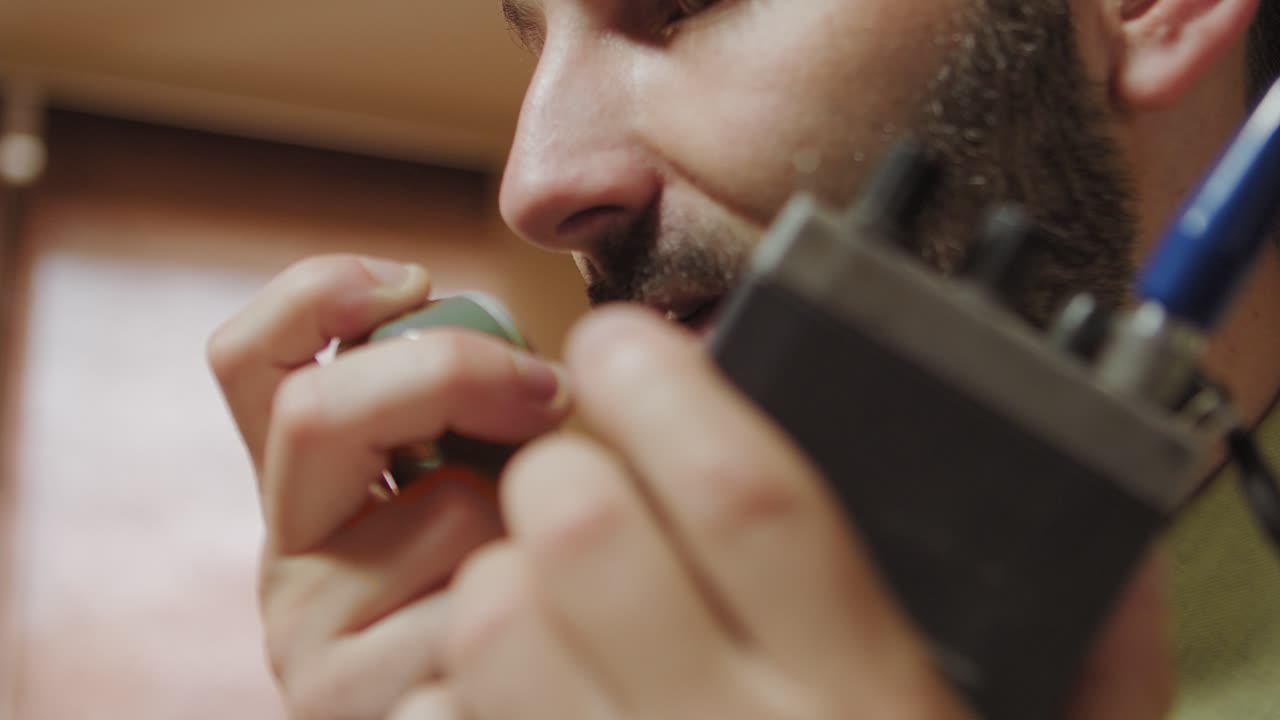 operador de radio sosteniendo un viejo walkie talkie o transmisor y hablando, vista de cerca