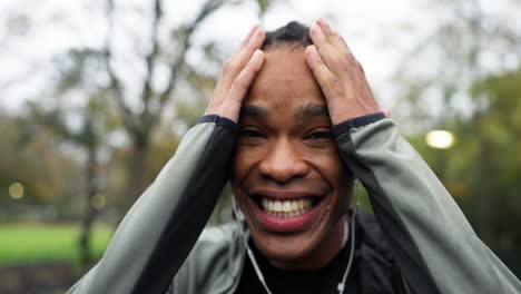 sudor, hombre negro y cara de fitness con una sonrisa