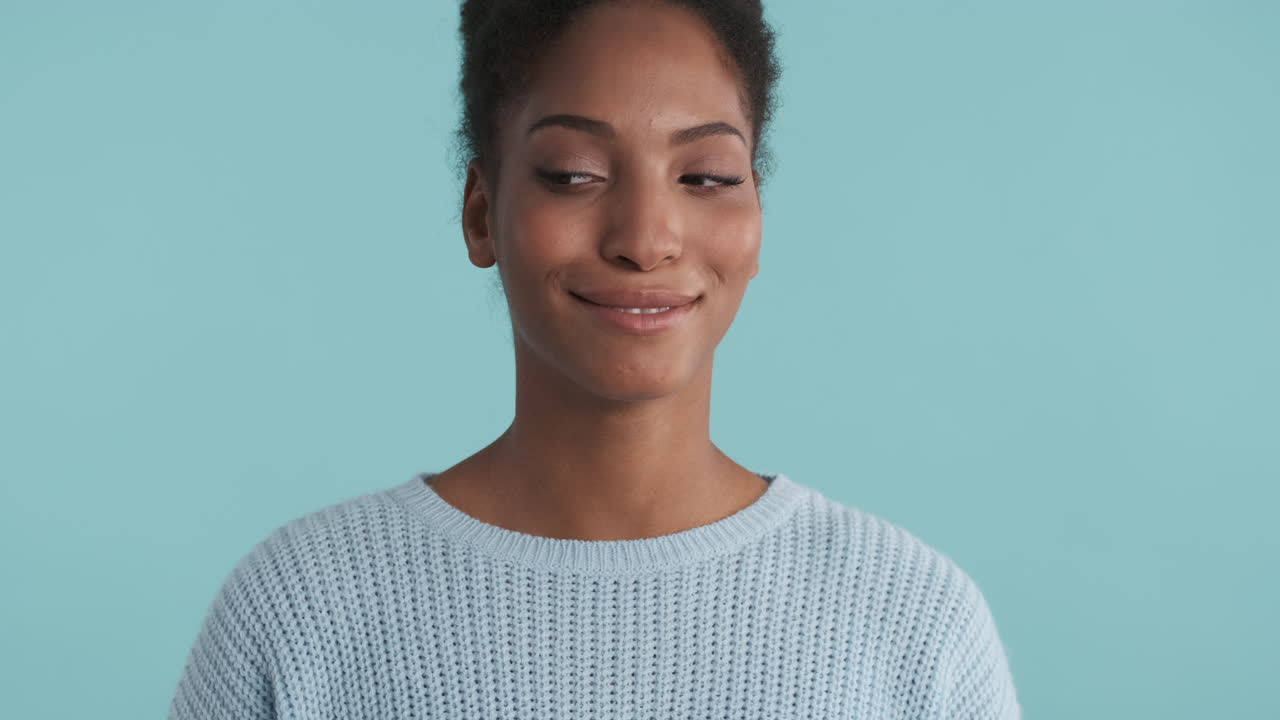 una mujer feliz mordiéndose el labio.