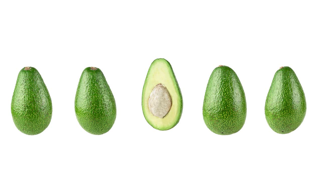 Movimento divertente di molti avocado interi in primo piano su sfondo bianco. Animazione in loop senza soluzione di continuità con spazio per il testo