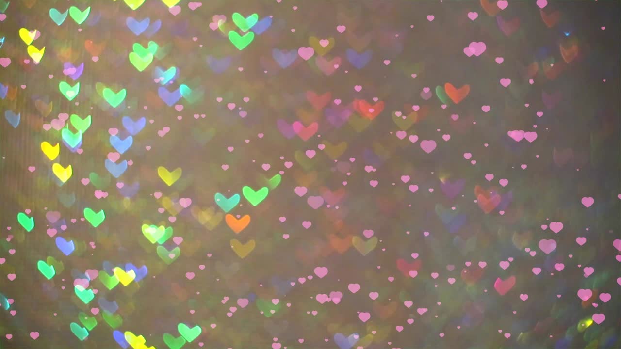 작은 심장이 바닥에 떨어지고 무지개 모양의 심장 배경이 흐릿해집니다.