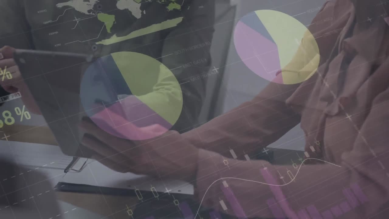 animación del procesamiento de datos contra hombres y mujeres diversos discutiendo sobre una tableta en la oficina