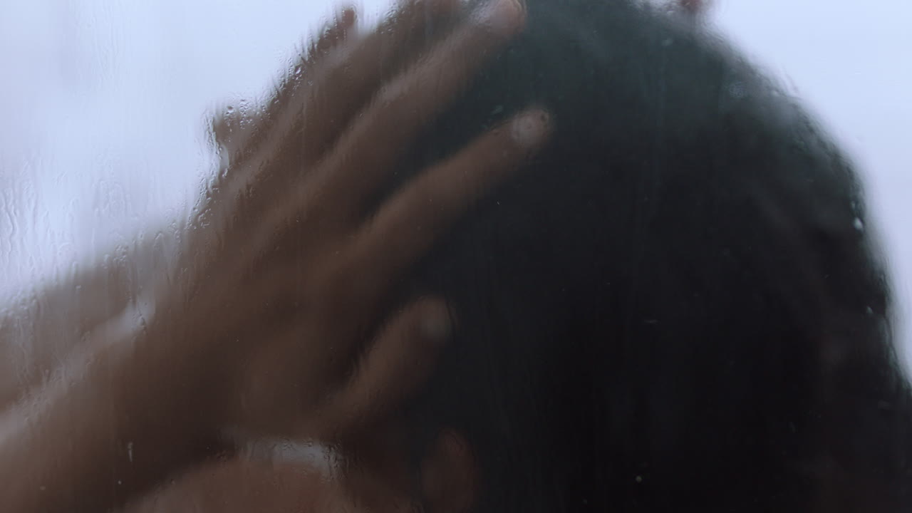 아름다운 여성이 샤워를 하고  ⁇ 은 피부를 만지고 럭셔리 스파를 즐기고 청소하고 부드러운 피부를 가지고 있습니다.