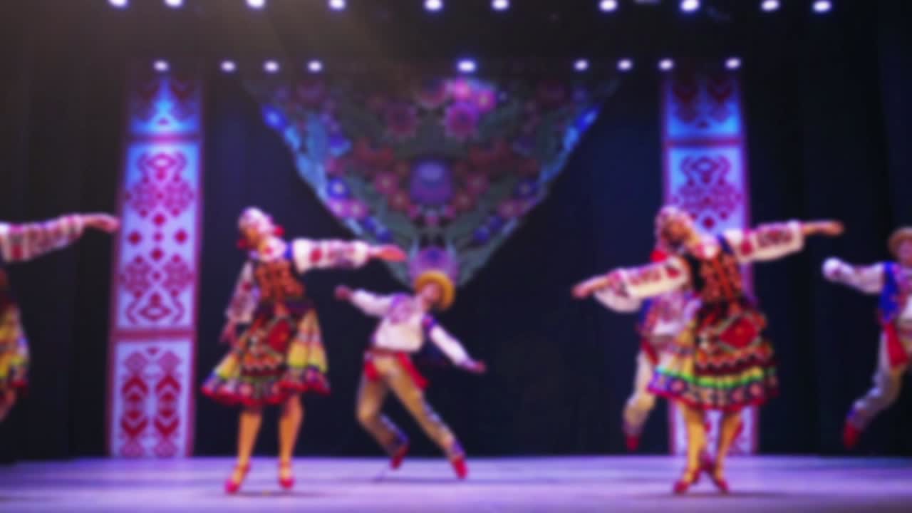 Tarian nasional Ukraina. Tidak fokus. Gerak lambat