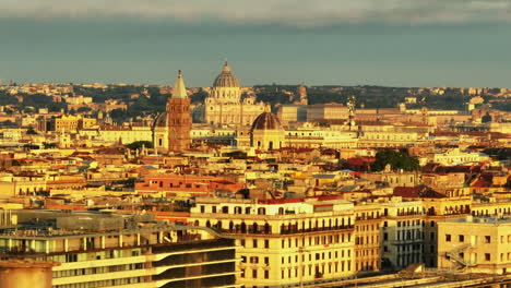 Volar-Sobre-La-Gran-Ciudad-Al-Atardecer.-Imágenes-Aéreas-Ampliadas-De-Torres-Y-Edificios-Históricos,-Monumental-St.-Basílica-De-Peters-En-La-Ciudad-Del-Vaticano-En-Segundo-Plano.-Roma,-Italia