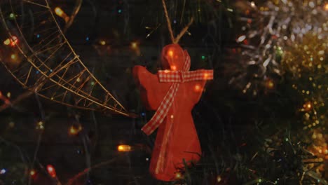 Animation-Eines-Weihnachtsbaums-Mit-Dekorationen-Und-Flackernden-Lichterketten