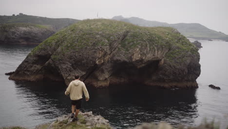 Anticipando-Un-Salto-De-Acantilado-En-Asturias-España-En-Cámara-Lenta