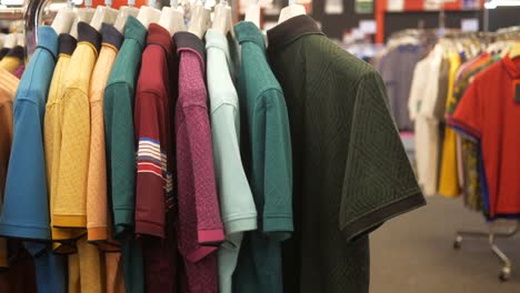 camisas de polo coloridas en exhibición en la tienda de ropa