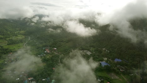 Un-Impresionante-Paisaje-Aéreo-De-Una-Exuberante-Montaña-Verde-De-Selva-Tropical