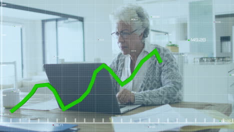animación del procesamiento de datos financieros sobre una mujer afroamericana mayor que usa una computadora portátil