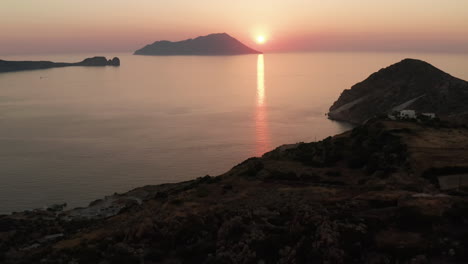 Langsame-Neigung-Nach-Oben,-Die-Die-Wunderschöne-Tropische-Inselküste-Mit-Sonnenuntergang-über-Dem-Ozean-Enthüllt