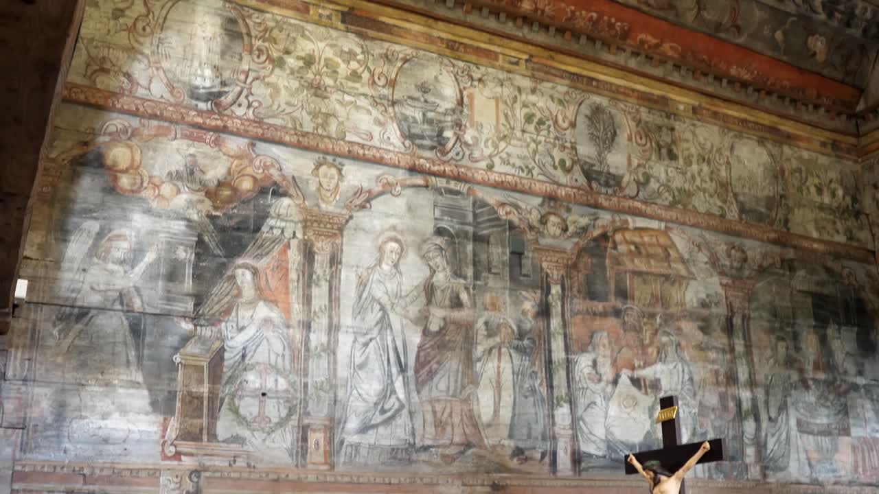 vieja tabla de madera pintada histórica en el techo y la pared de la iglesia católica medieval