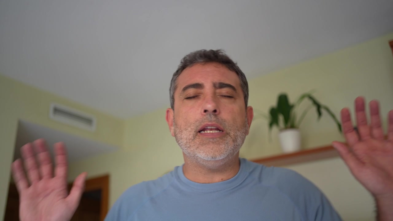 Uma pessoa expressando uma ampla gama de diversas emoções em um ambiente interno confortável.