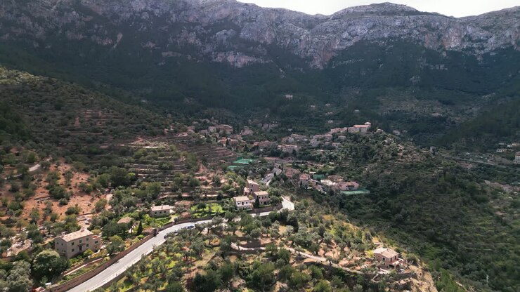 Vista aerea del villaggio di Deià a Maiorca con uno splendido scenario montano