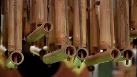 Reihe-Von-Angklung-Musikinstrumenten