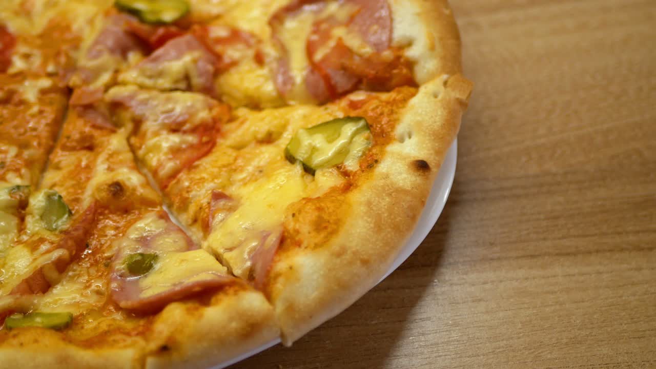 한 손이 피자 한 조각을 가져갑니다.