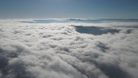 Drohnenansicht-Durch-Bewölkten-Himmel,-Weißer,-Geschwollener-Himmel