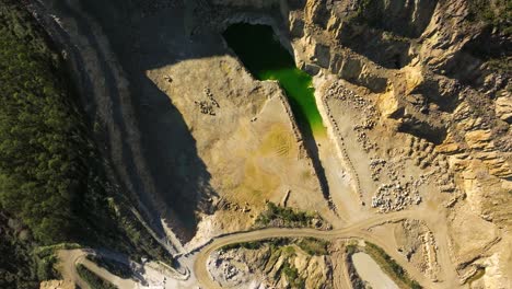 Vista-Aérea-De-La-Minería-A-Cielo-Abierto-Con-Agua-Subterránea-En-Un-Día-Soleado-En-Castriz,-España