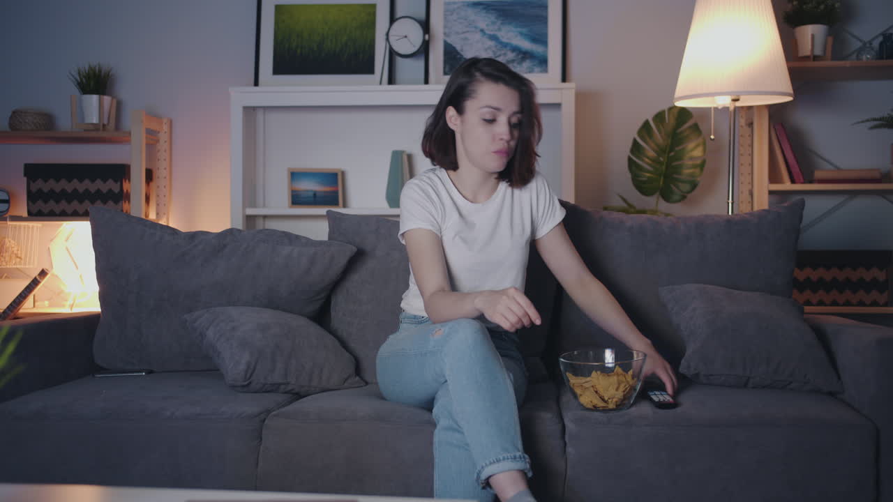 tv 를 보고 간식을 먹는 여자