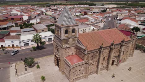 órbita aérea alrededor de la iglesia ornamentada en una aldea rural