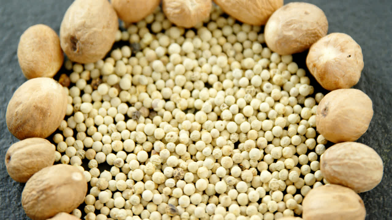 pimientos blancos rodeados de nuez moscada 4k