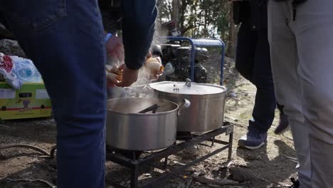 Gente-Cocinando-&quot;bifanas&quot;-En-Una-Cocina-Improvisada-Durante-La-Peregrinación-Festiva